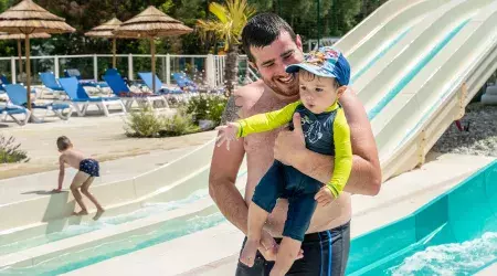 Papa et son fils aux toboggans du camping Les Dunes de Contis