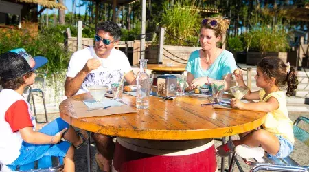 Famille terrasse restaurant au camping Les Oyats